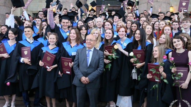 Торжественная церемония вручения дипломов с отличием выпускникам 2017 года (29 июня)