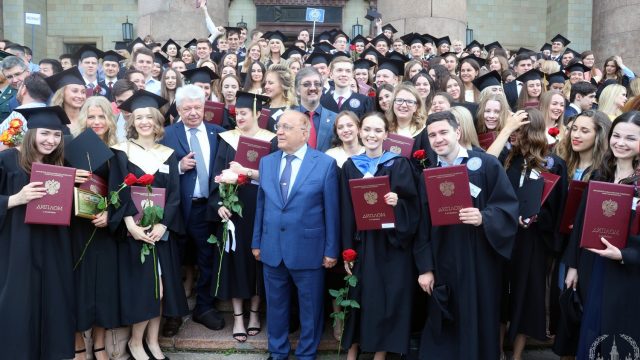 Репортаж с церемонии вручения дипломов с отличием 25 июня 2019 года